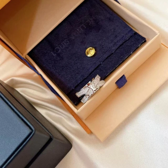 ルイヴィトン リング クロス LVロゴ付き 指輪 Vuitton リング キラキラ ルイビトン ダブルリング 12/14/16/18号 個性的 エレガント お洒落 コピー品 レディース メンズ 人気おすすめ
