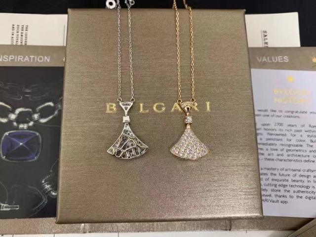 ブルガリ 扇形ネックレス Bvlgari ディーヴァ ドリーム ネックレス BVLGARI ペンダント 可愛い アクセサリー 高級感 ダイヤモンド付き ブランド 金 銀 ラグジュアリー お洒落 コピー