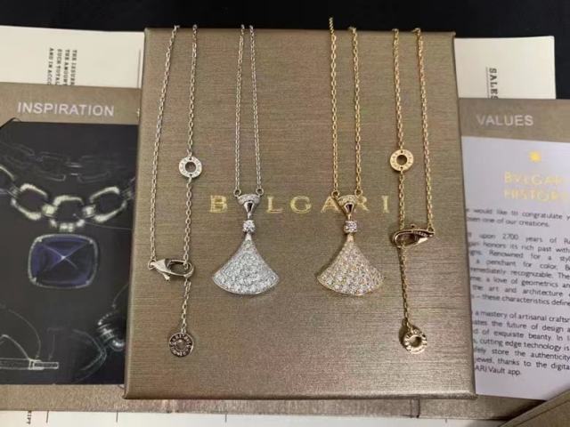 ブルガリ 扇形ネックレス Bvlgari ディーヴァ ドリーム ネックレス BVLGARI ペンダント 可愛い アクセサリー 高級感 ダイヤモンド付き ブランド 金 銀 ラグジュアリー お洒落 コピー