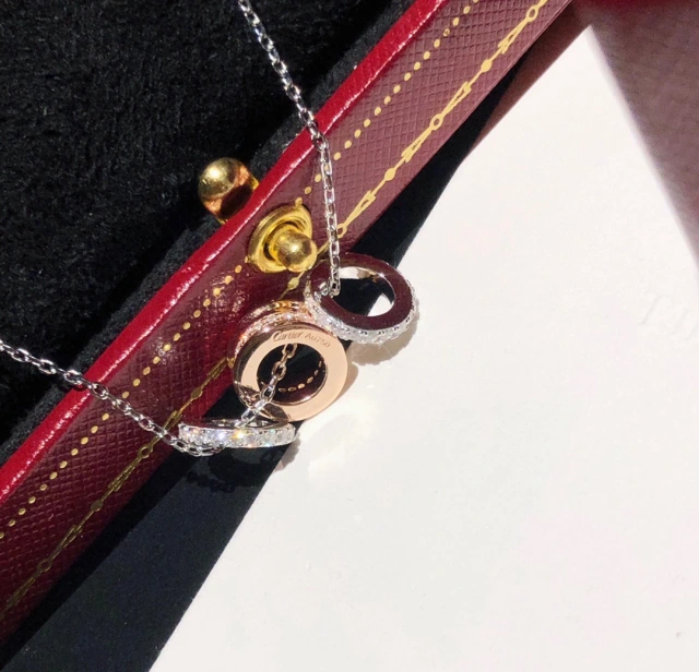 カルティエ 三連リング ネックレス Cartier ペンダント ラインストーン付き CARTIER ネックレス レディース 贅沢 アクセサリー Necklace ラグジュアリー ブランドコピー お洒落