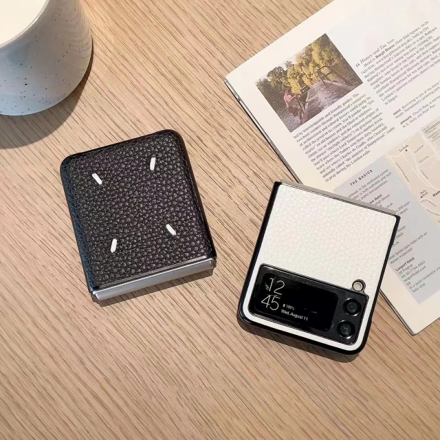 マルジェラ Galaxy Z Fold 3ケース 4ステッチ 新作 Maison Margiela Galaxy Z Flip 3ケース セレブ愛用 メゾン マルジェラ Galaxy Z Fold 2ケース 黒 白 折り畳みスマホケース ブランド 人気おすすめ