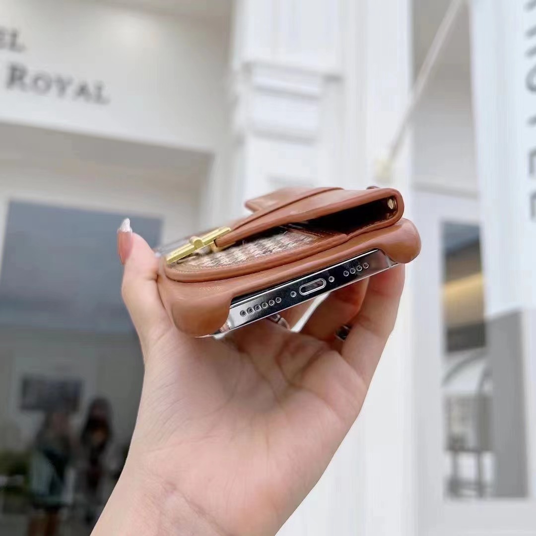 CELINE ロゴ入りケース セリーヌ iPhone13Pro/13ProMaxケース チェーンストラップ付き