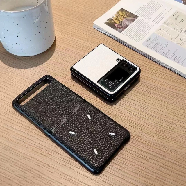 マルジェラ Galaxy Z Fold 3ケース 4ステッチ 新作 Maison Margiela Galaxy Z Flip 3ケース セレブ愛用 メゾン マルジェラ Galaxy Z Fold 2ケース 黒 白 折り畳みスマホケース ブランド 人気おすすめ