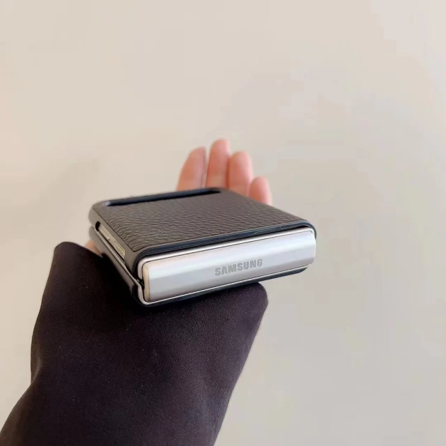 マルジェラ Galaxy Z Fold 3ケース 4ステッチ 新作 Maison Margiela Galaxy Z Flip 3ケース セレブ愛用 メゾン マルジェラ Galaxy Z Fold 2ケース 黒 白 折り畳みスマホケース ブランド 人気おすすめ