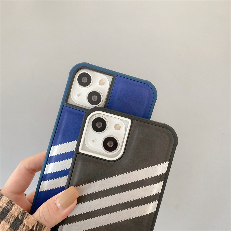 ADIDAS iPhone13ProMaxケース 三つ葉ロゴ付き