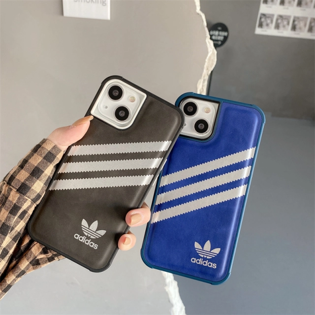 ADIDAS iPhone13Proケース 三つ葉ロゴ付き