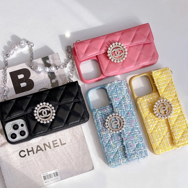 CHANEL iPhone 14 Plusケース パールチェーン付き