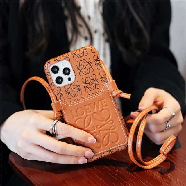ロエベ iPhone15 Pro/14Proケース チェーンストラップ付き アナグラム  