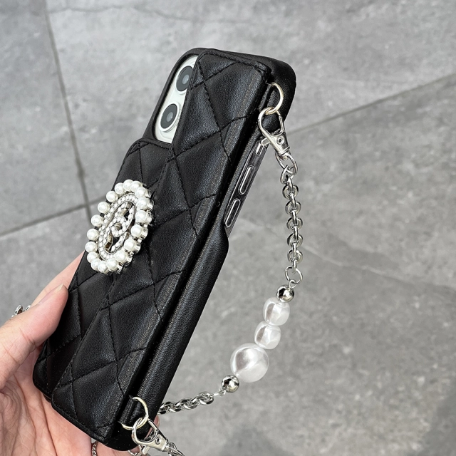 CHANEL iPhone 14 Plusケース パールチェーン付き