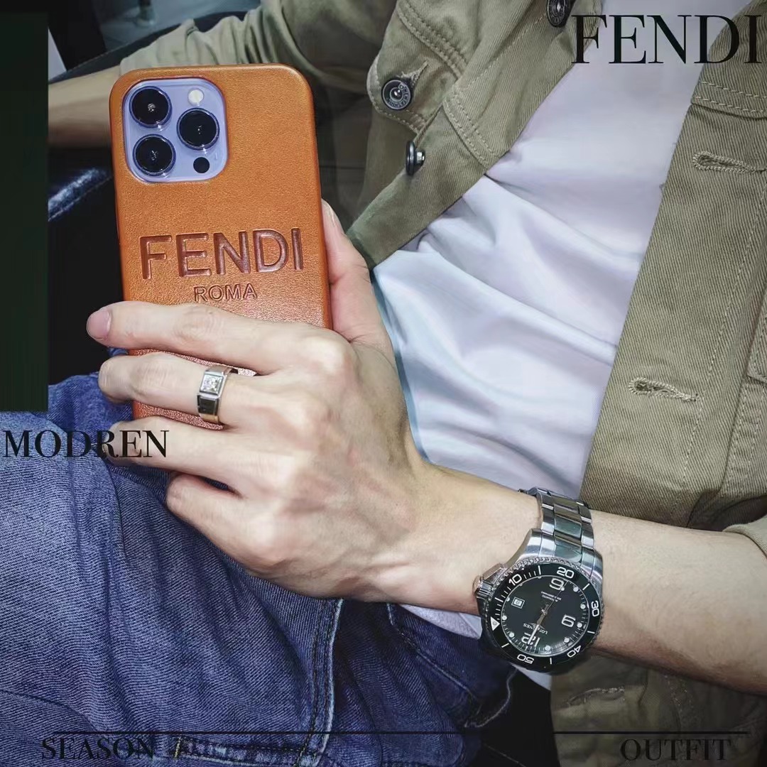 フェンディ iPhone15 Pro/14 Proケース ロゴ型押し FENDI iPhone15/14 ProMaxケース 芸能人愛用 Fendi  アイフォン 13Pro 12 11ProMax XR 8Plusケース エンボス加工 高級感 シンプル お洒落 ブラック ブラウン 2色 おすすめ