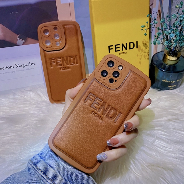 Fendi iPhone15/14 Pro Maxケース エンボス加工 フェンディ iPhone15 