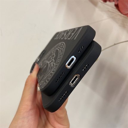 ヴェルサーチェ iPhone15 Pro/14Proケース ロゴ付き ヴェルサーチェ