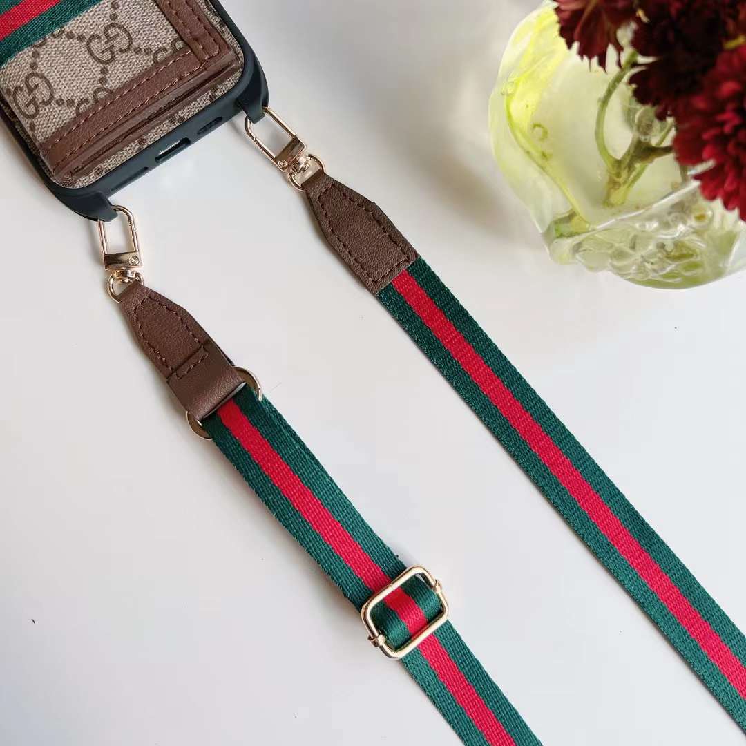 極美品 グッチ ケース チェーン ストラップ GGスプリーム ブラウン グッチ iPhone15 Pro/14 Proケース ショルダーストラップ付き GG