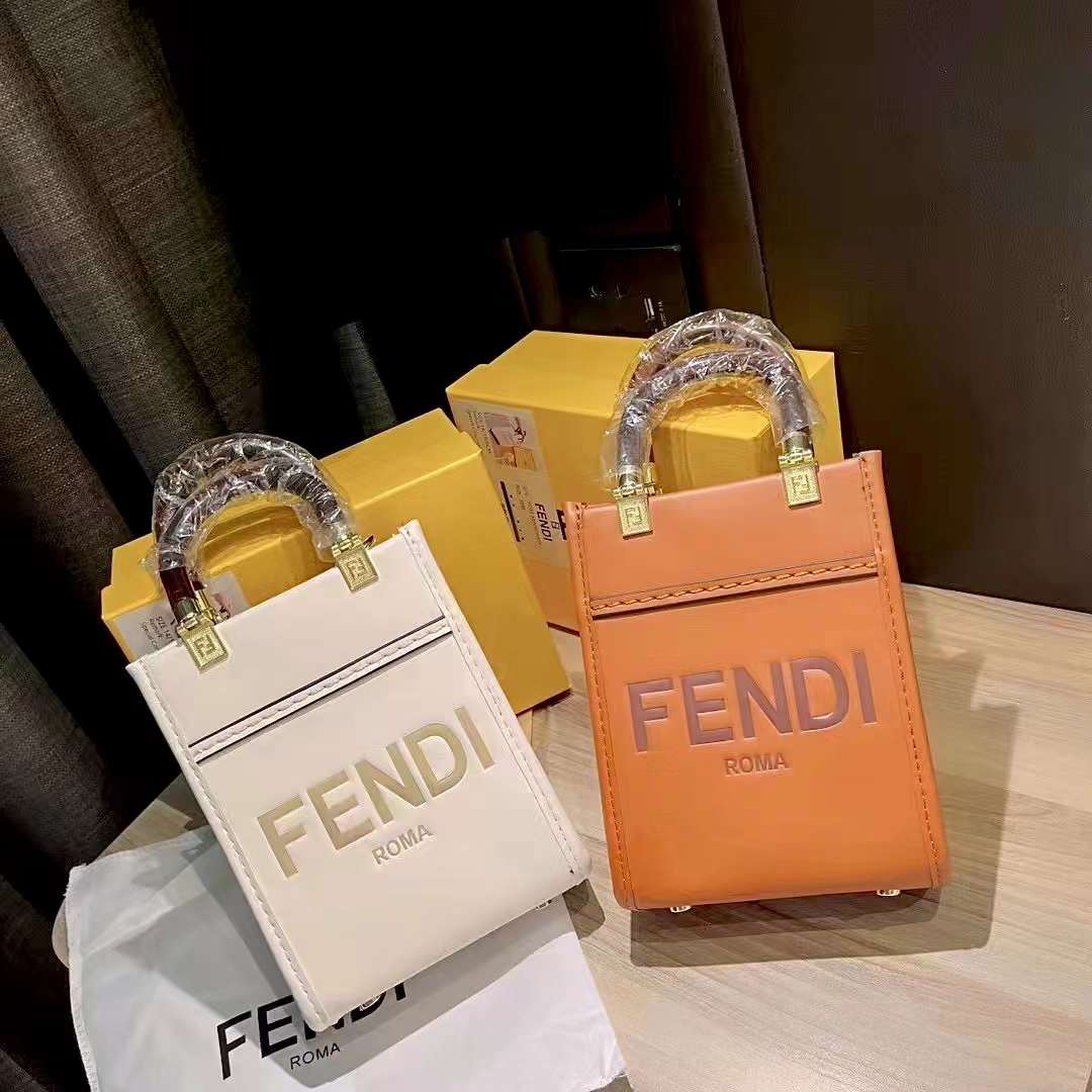 フェンディ ショルダーバッグ ロゴ型押し FENDI サンシャイン
