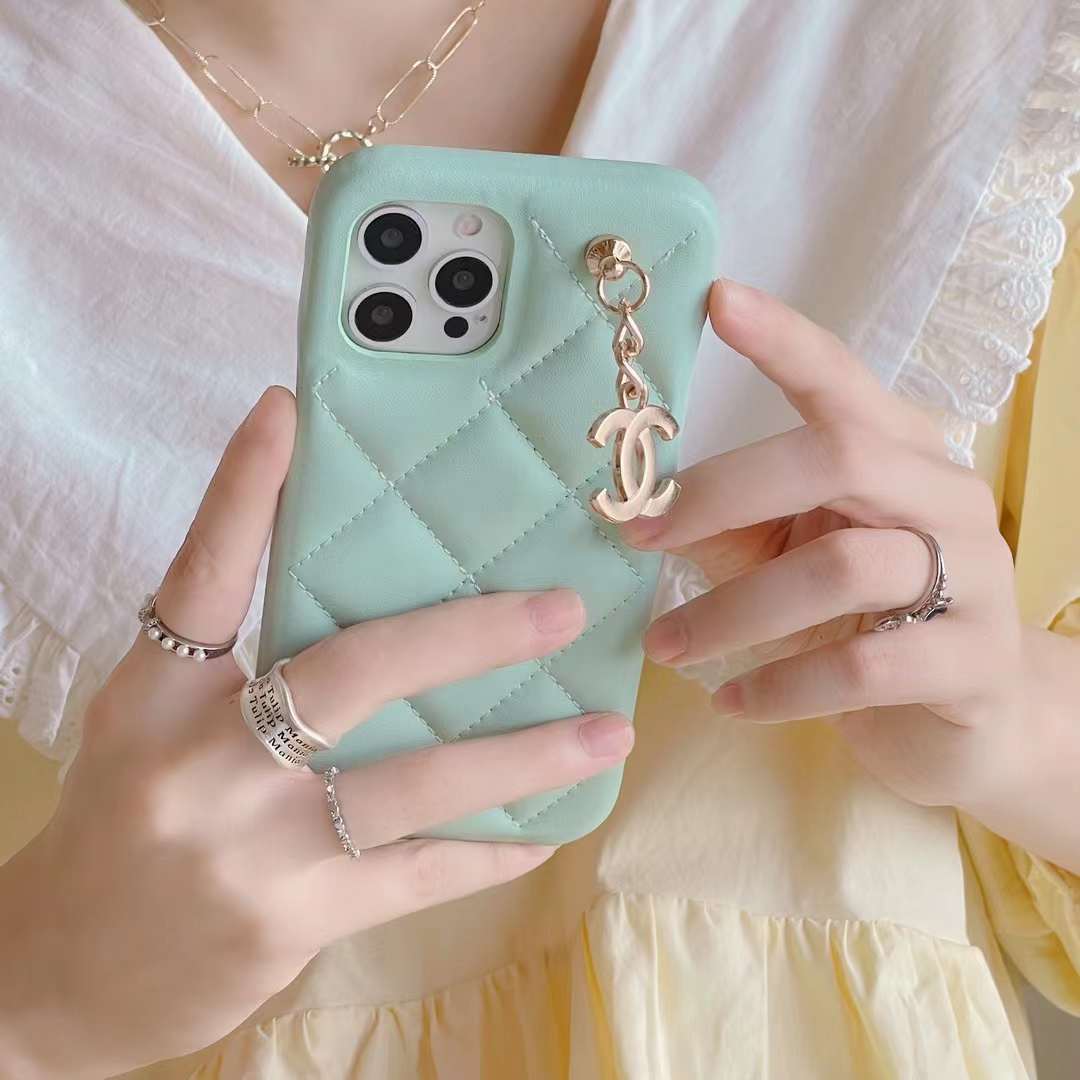 Chanel iPhone 14ProMaxカバー セレブ愛用