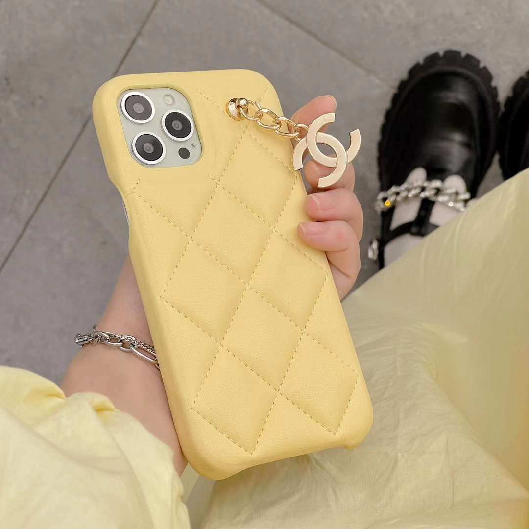 CHANEL iPhone14ケース イエロー