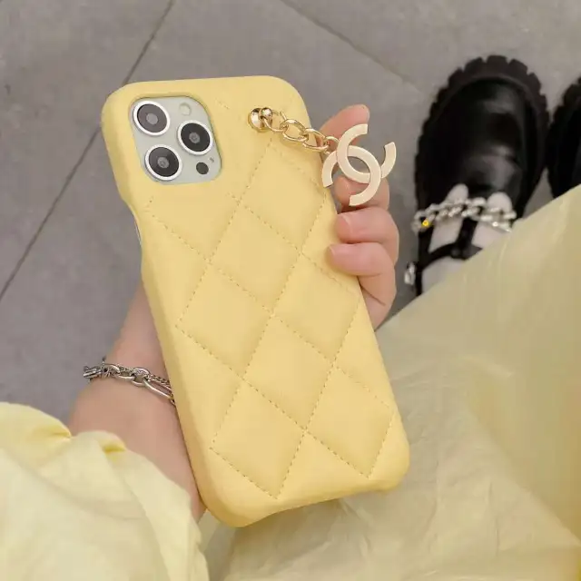 CHANEL iPhone14 Plusケース イエロー