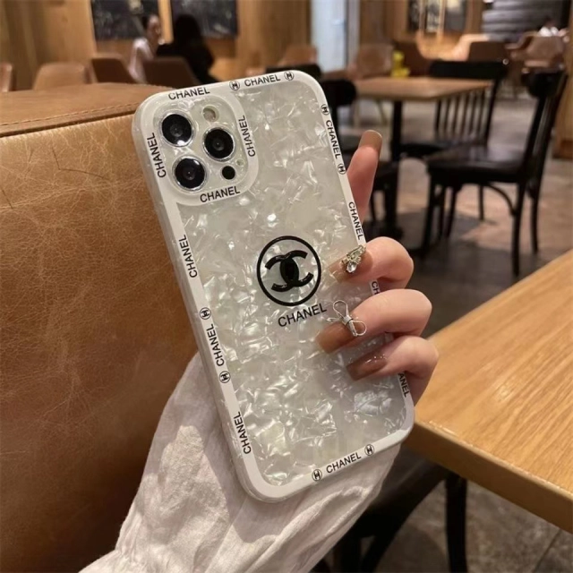 CHANEL iPhone14Plusケース ロゴ付き