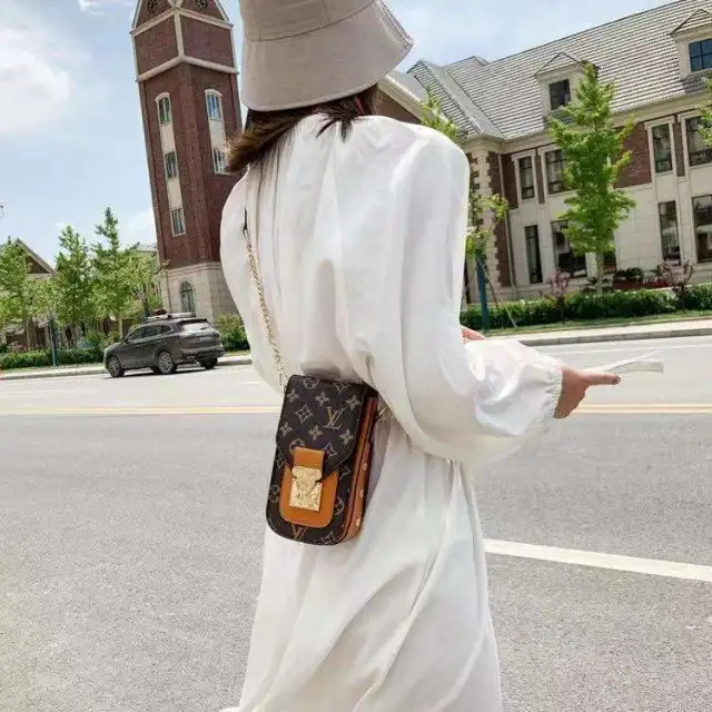 ヴィトン お財布ポシェット チェーンストラップ付き LV スマホポーチ  