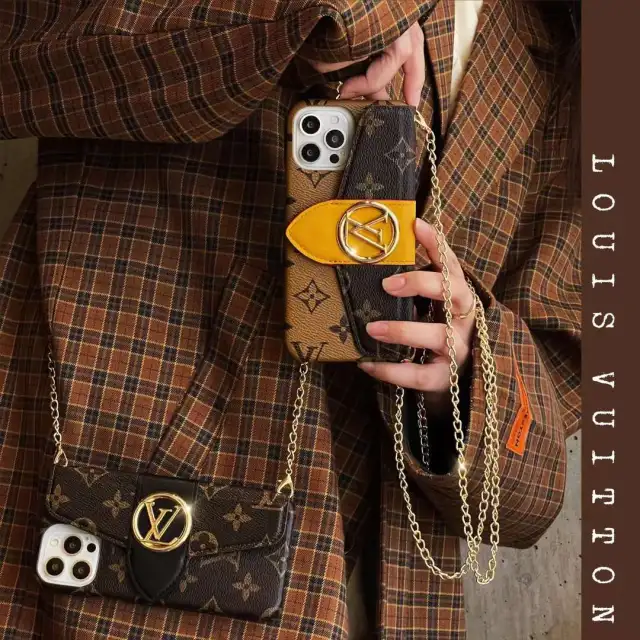 LV iPhone14Proケース ロゴ金具付き