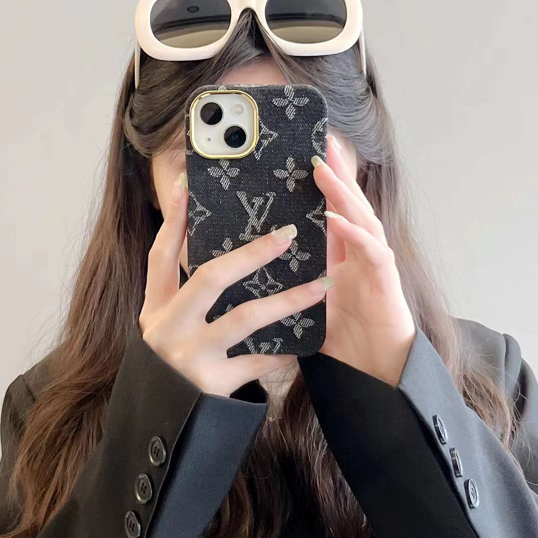 LOUIS VUITTON ルイヴィトン iPhone14pro 15 美品 ルイヴィトン コピー IPHONE 14 PRO & 15 PRO・フォリオ M82083