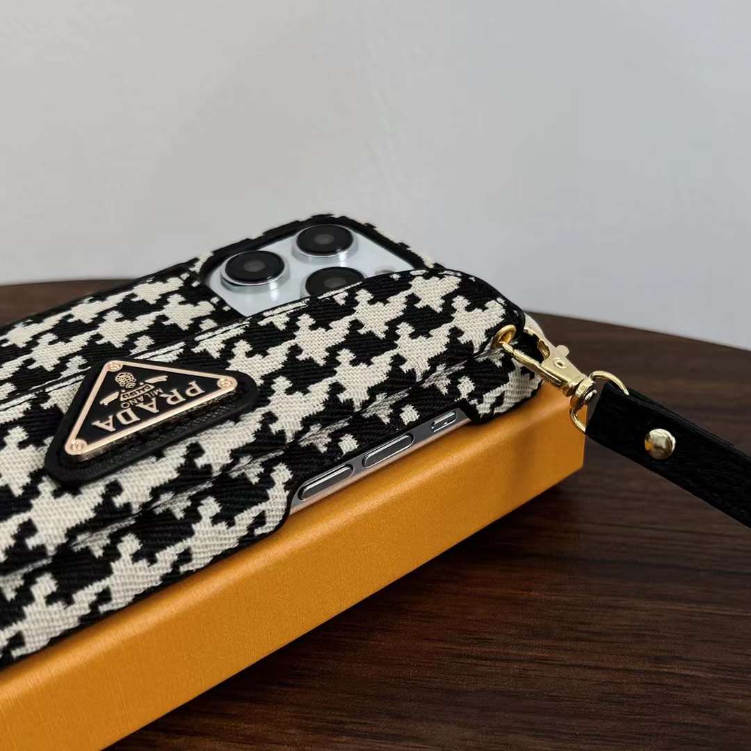 プラダ iPhone15/14 Plusケース ショルダーストラップ付き PRADA