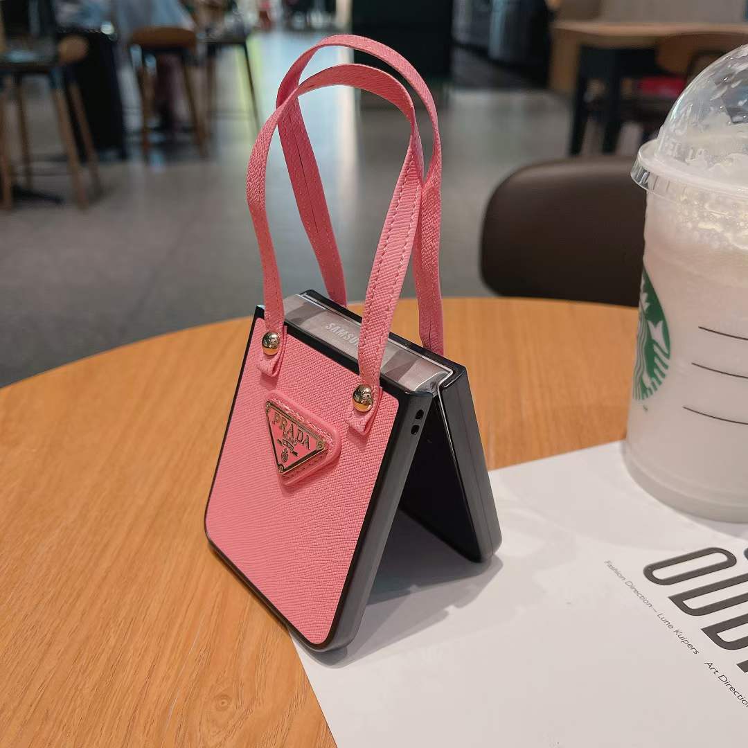 PRADA Galaxy Z Flip4ケース 手持ち