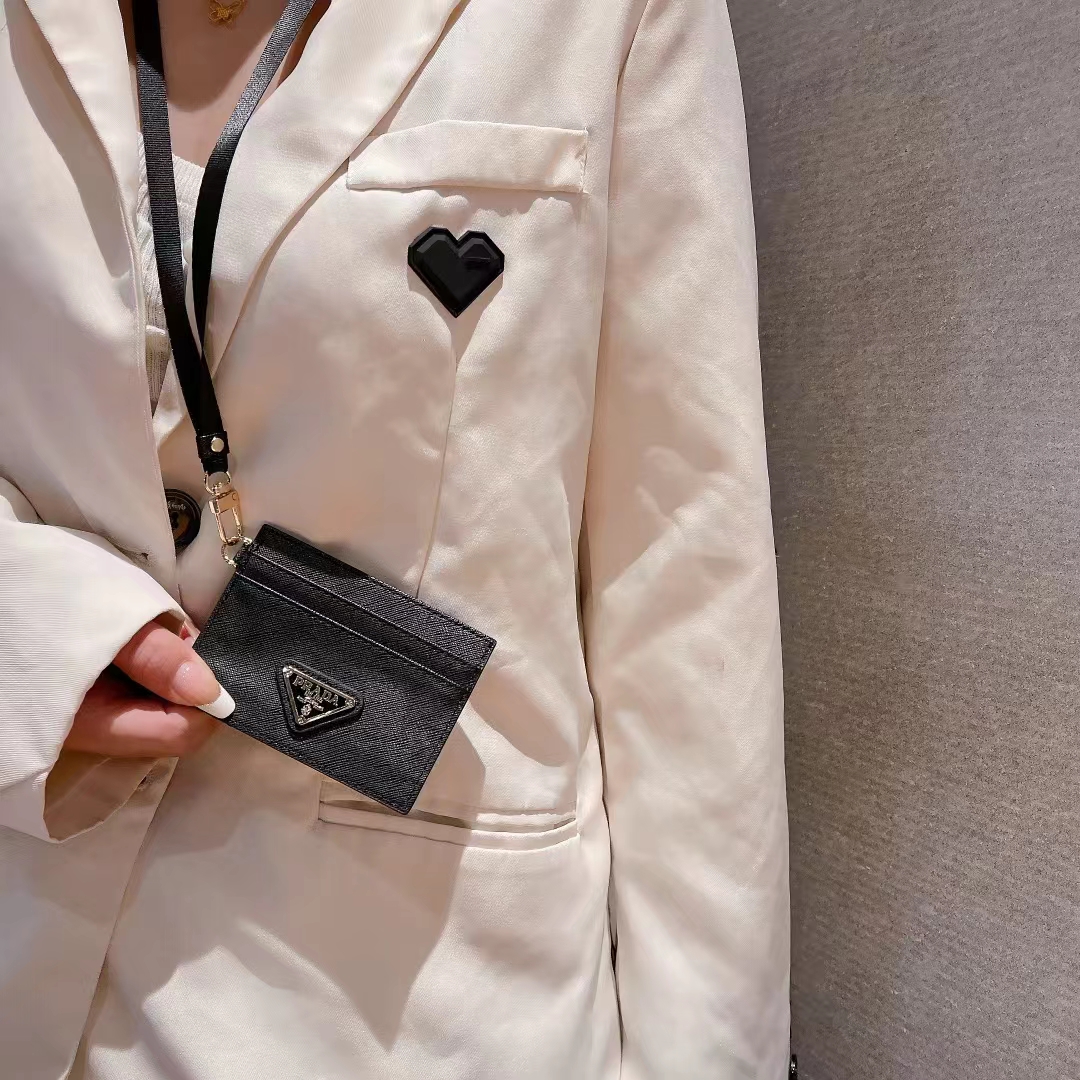 プラダ カードケース ネックストラップ付き IDカードホルダー Prada