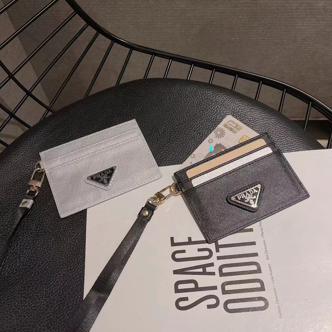 プラダ カードケース ネックストラップ付き IDカードホルダー Prada