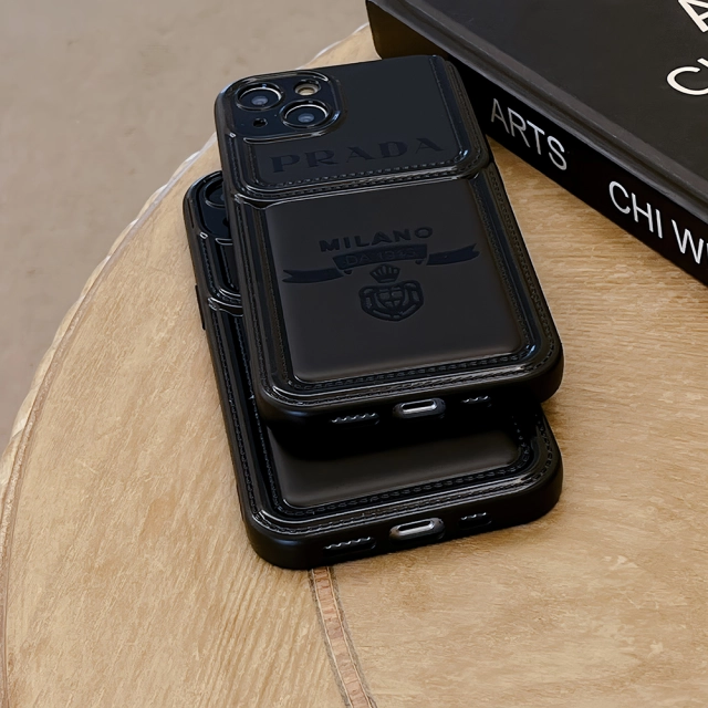 プラダ iPhone15 Pro Maxカバー 芸能人愛用