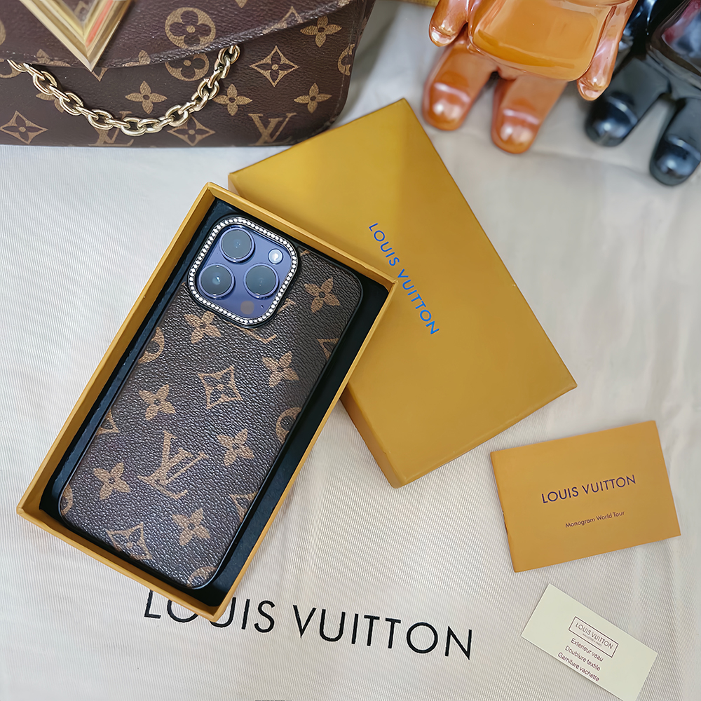 Louis Vuitton M69782 Bumper Dauphine iPhone 12/12 Pro Case Monogram used