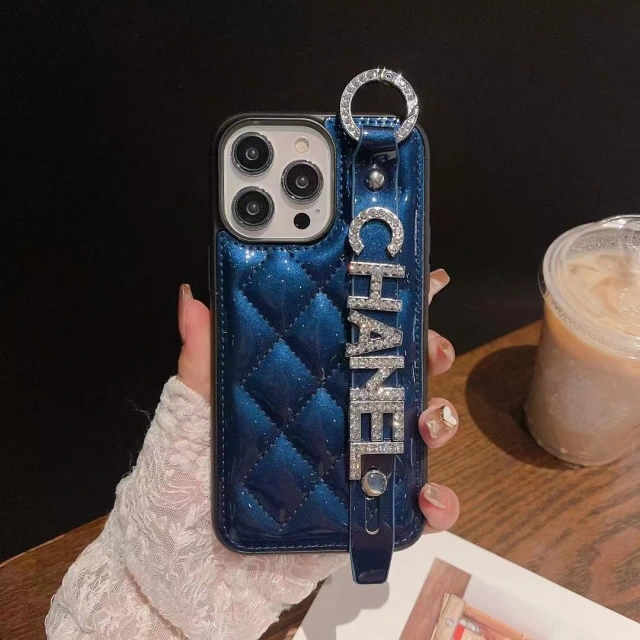 Chanel iPhone15 Pro Maxケース ベルト付き