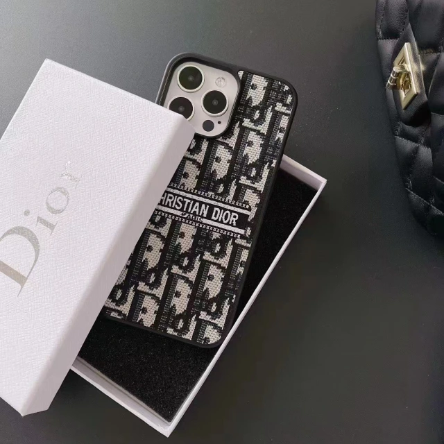 ディオール iPhone15 Proケース 芸能人愛用