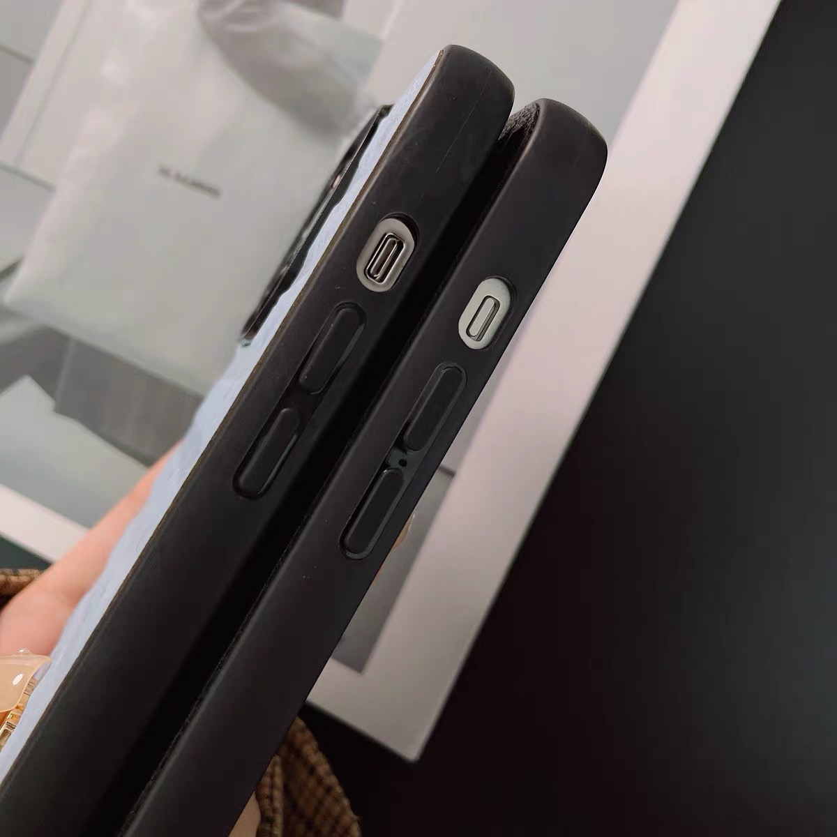 【新品未使用】Miu Miu iPhone15Pro ケース ブラック ミュウミュウ iPhone15 Pro Maxケース MiuMiuロゴ付き 可愛い