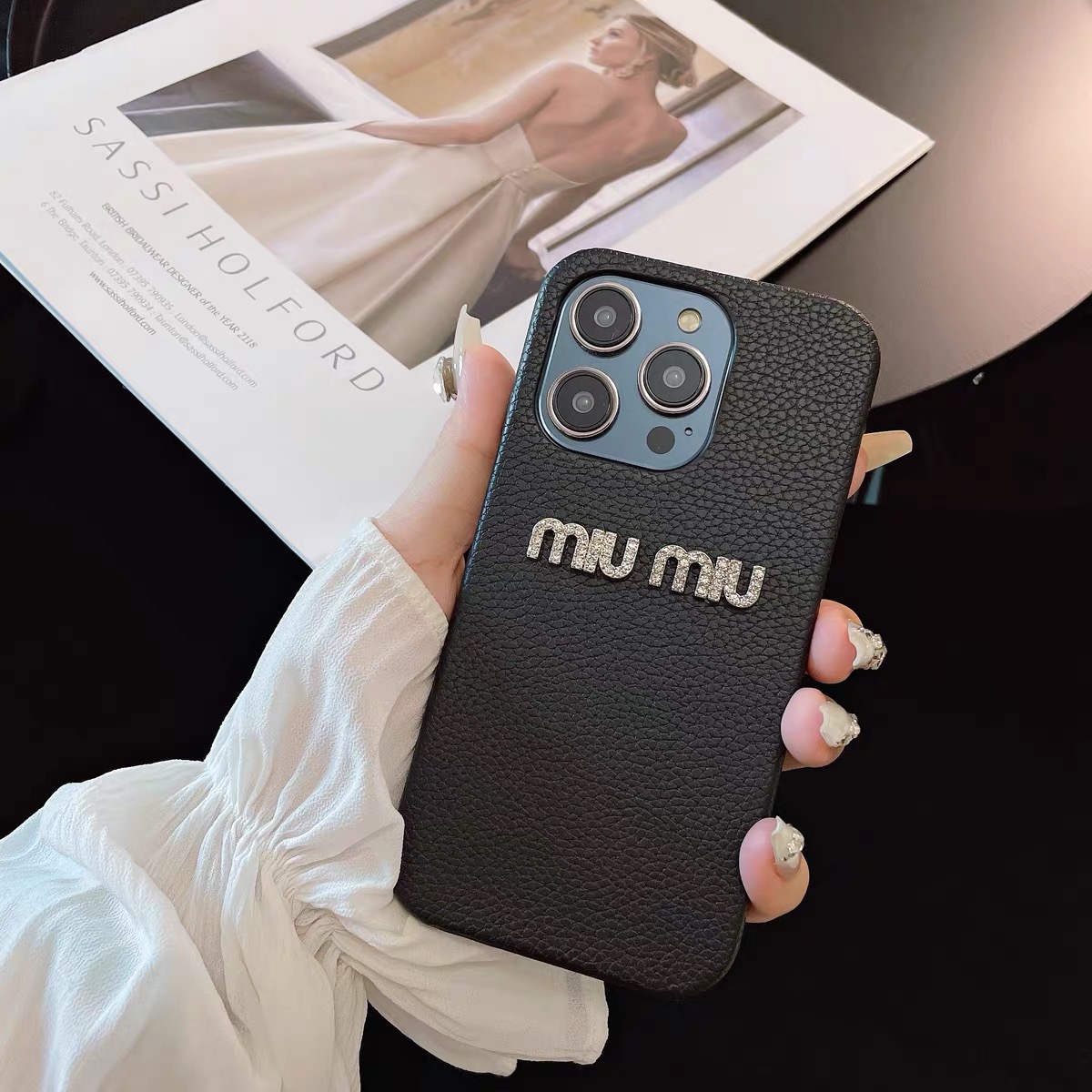 MiuMiuクリスタルロゴ付き iPhone15 Pro Maxケース ミュウミュウ