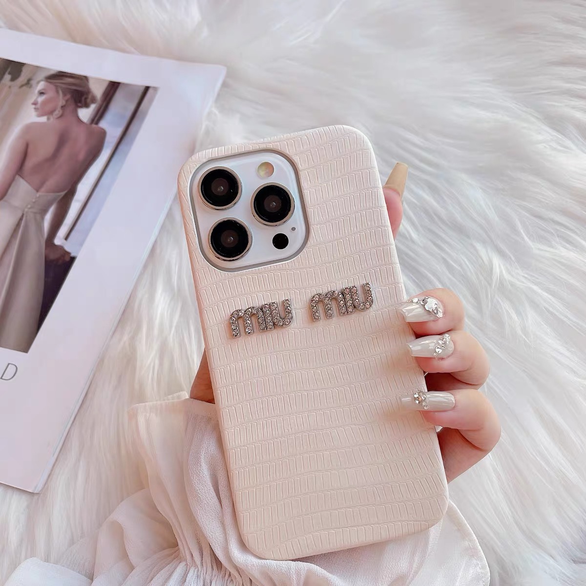 miumiu スマホケース　iPhone15 豪華 ミュウミュウ iPhone15 スマホケース 女性力満点 miumiu
