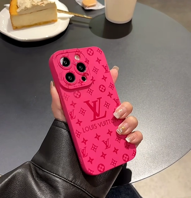 ヴィトン iPhone15 Plusケース 芸能人愛用