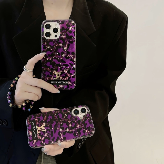 LOUIS VUITTON iPhone15ケース ヒョウ柄