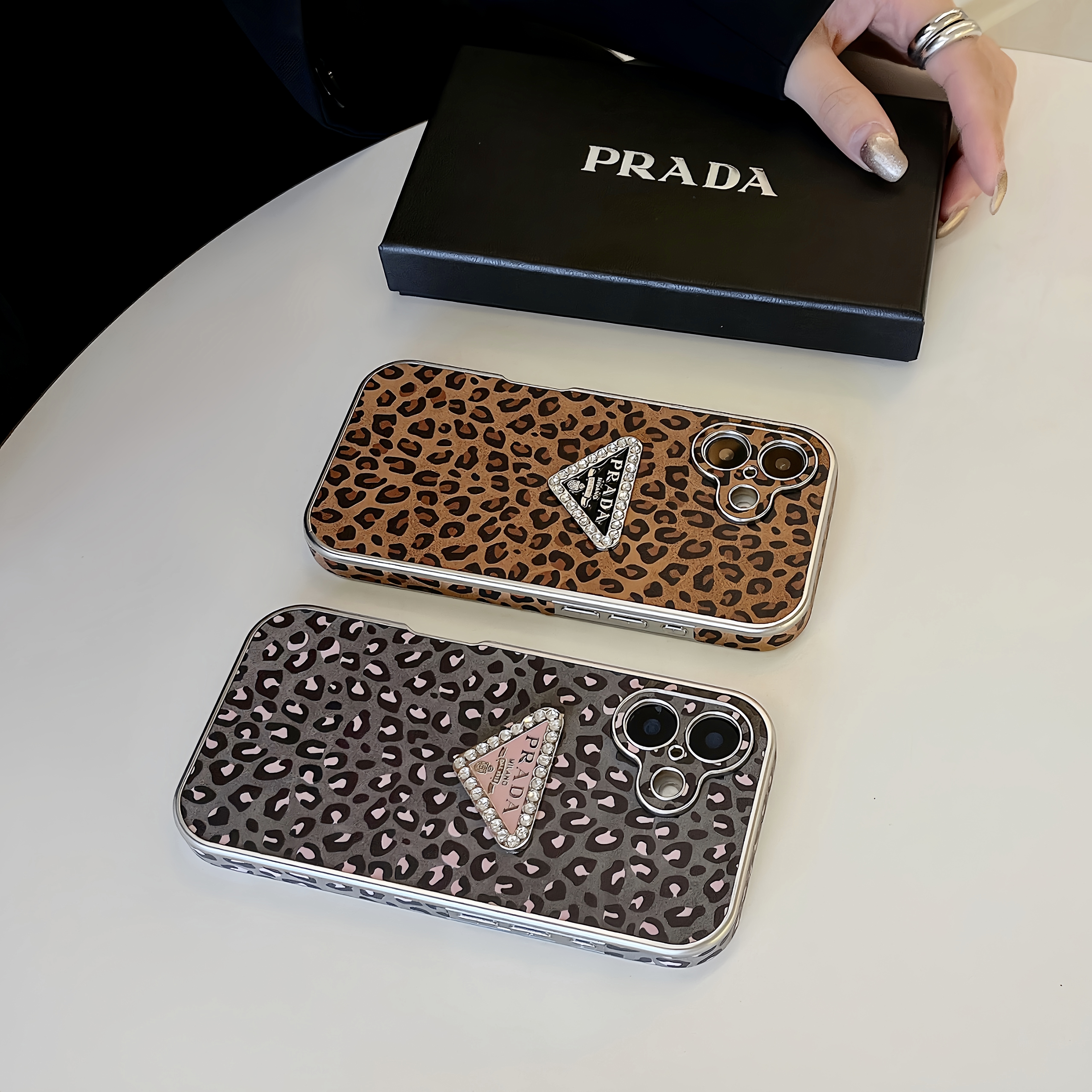 PRADA/プラダ ヒョウ柄 キャリーケース pradaスマホケース iphone16pro/16promaxケース ヒョウ柄 レザー