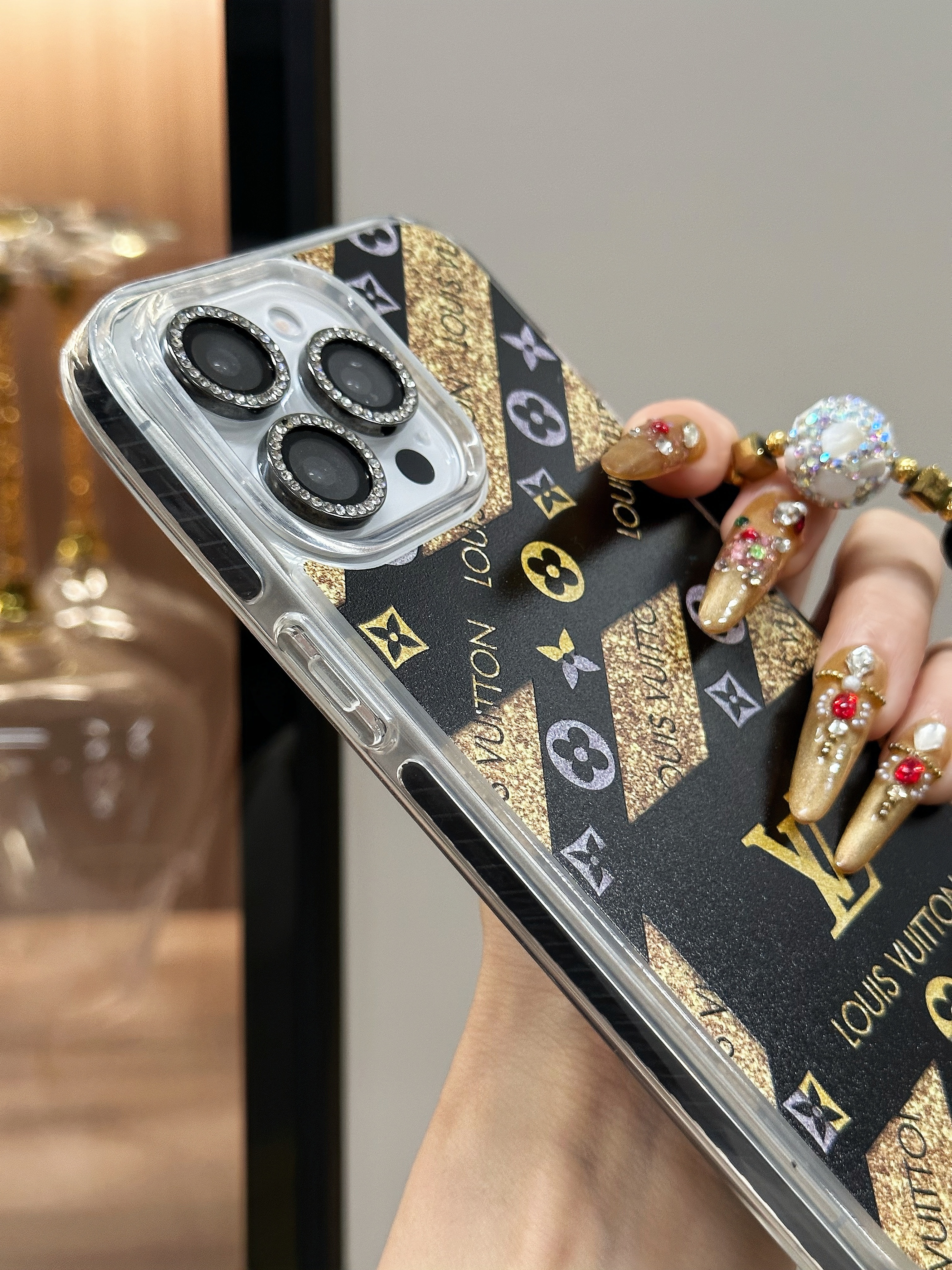 Louis Vuitton iPhone14 pro用ケース ゴールドチェーン付 Louis Vuitton iPhone14 pro用ケース ゴールドチェーン付 ブランドルイ