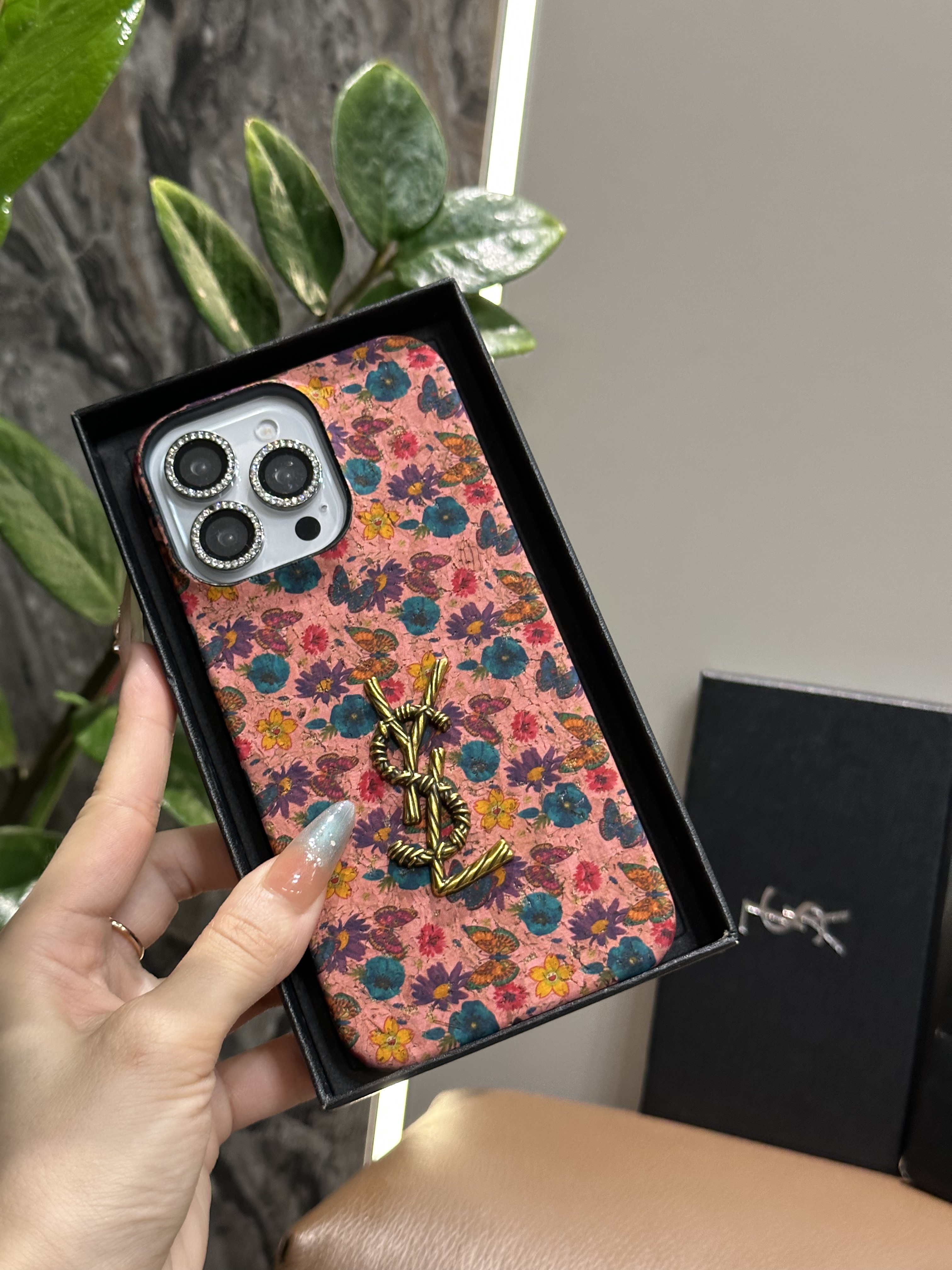 YSL iPhone16 Pro Maxケース フラワー カサンドラロゴ サン