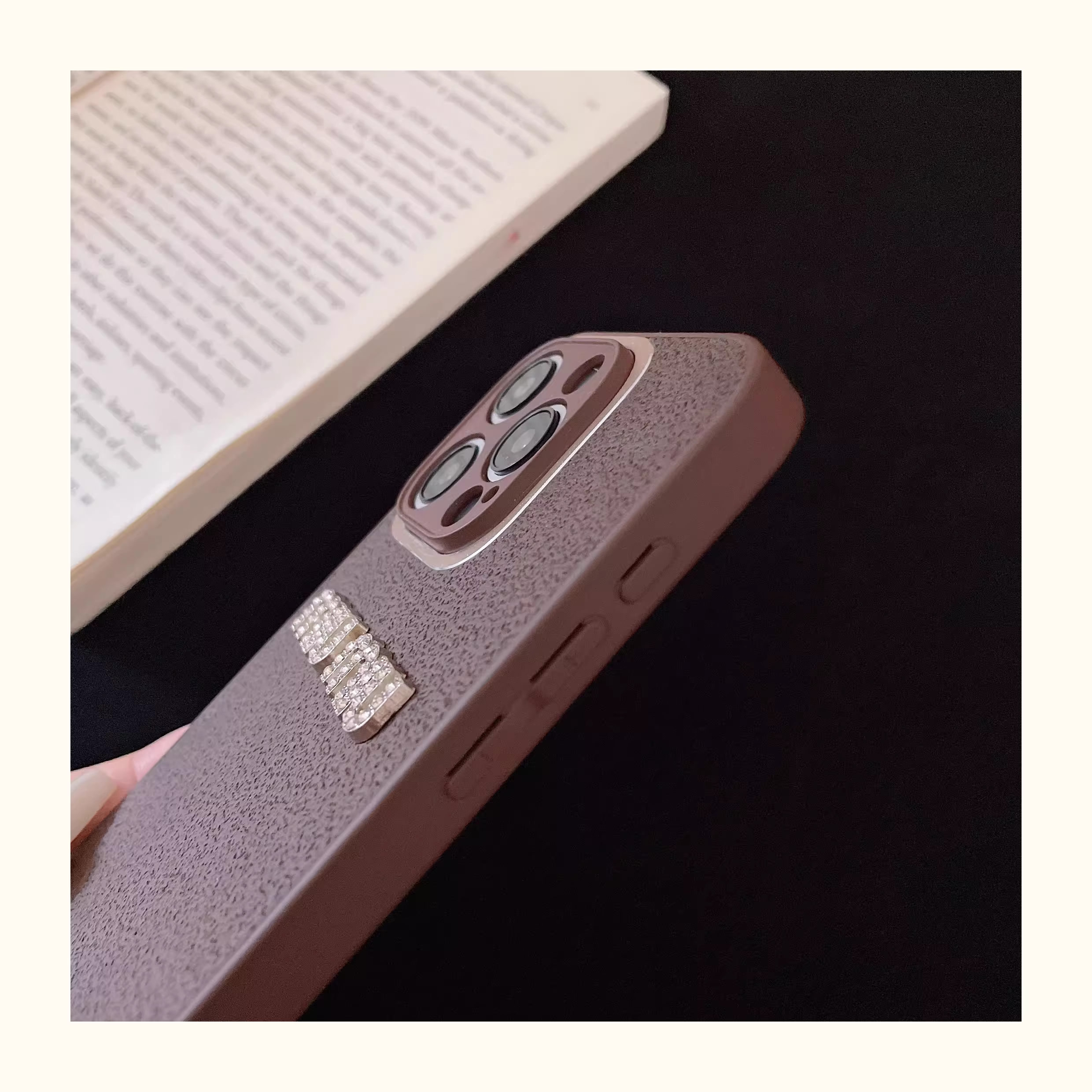 MIU MIU iPhone17 Pro Maxケース ラインストーンロゴ ブラウンレザー MIU MIU iPhone17 Pro Maxケース ラインストーンロゴ ブラウンレザー
