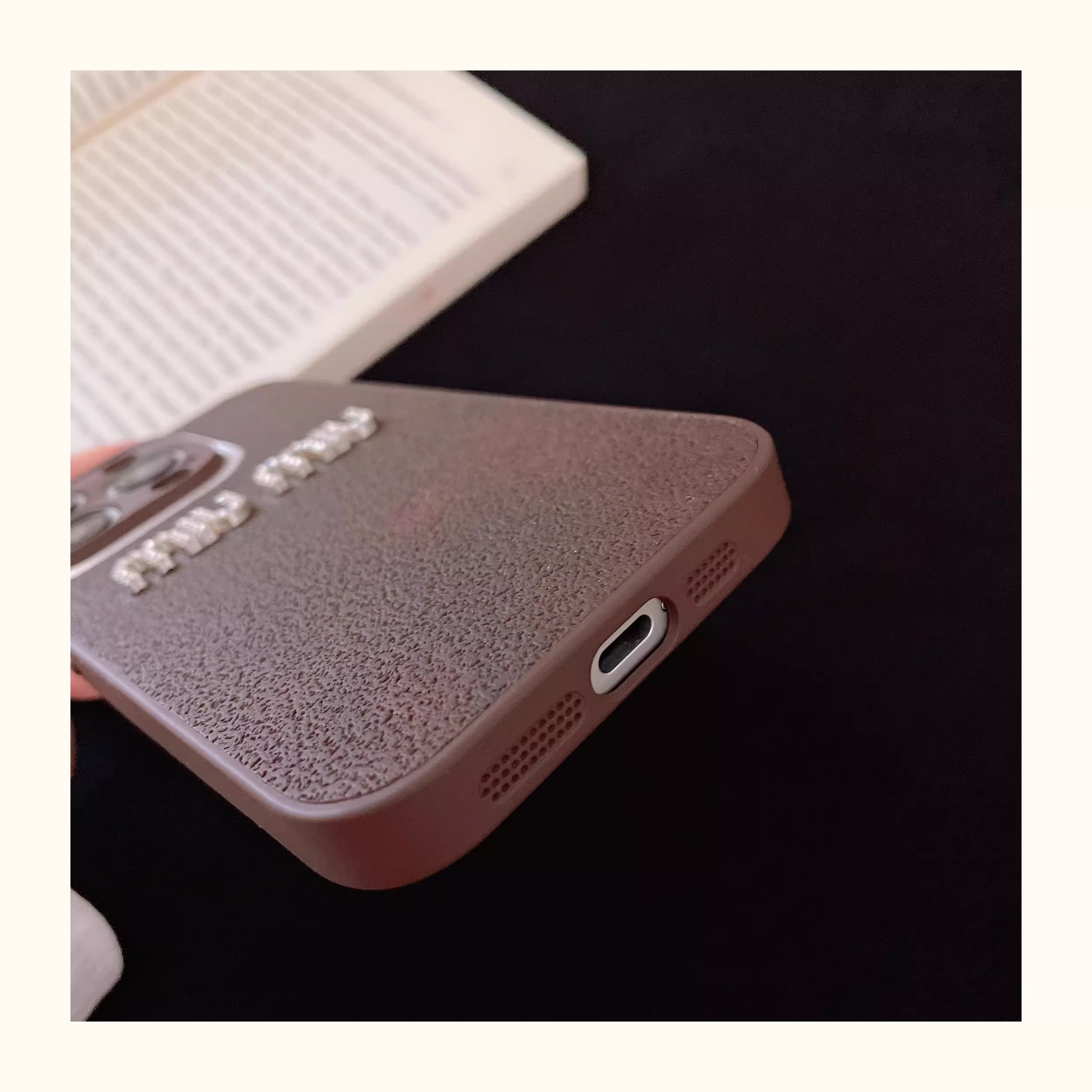 MIU MIU iPhone17 Pro Maxケース ラインストーンロゴ ブラウンレザー