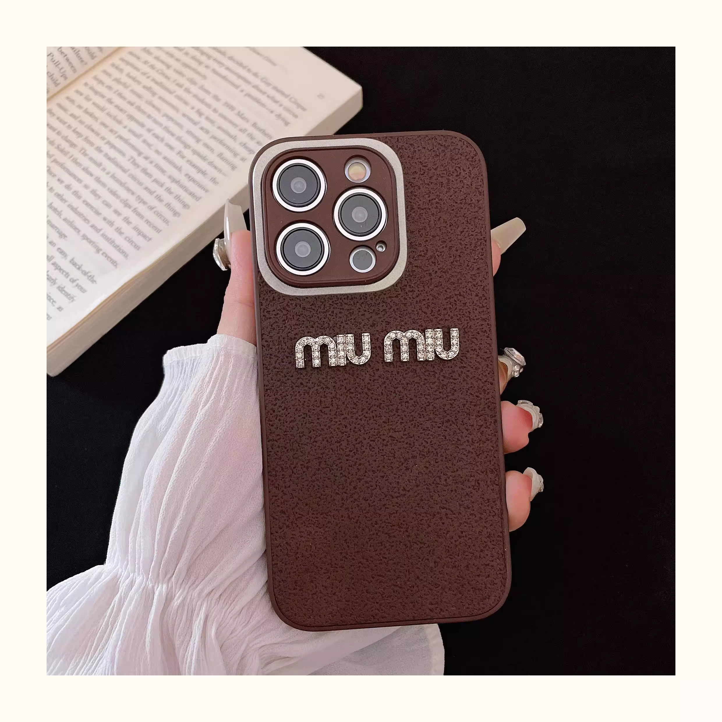 MIU MIU iPhone17 Pro Maxケース ラインストーンロゴ ブラウンレザー