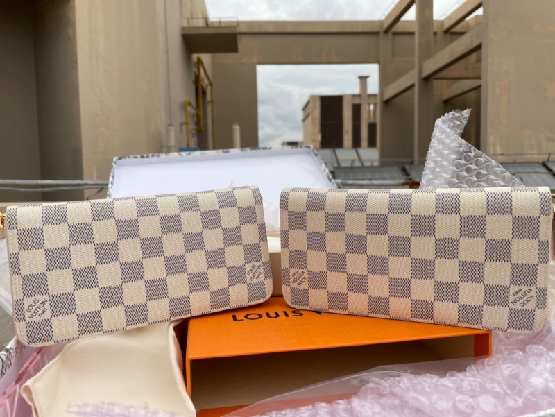 LV Wallet  - Physical Pictures Taken At The Inspection Site