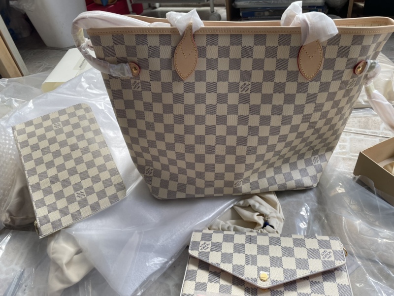 LV Neverfull Bags - Physical Pictures Taken At The Inspection Site