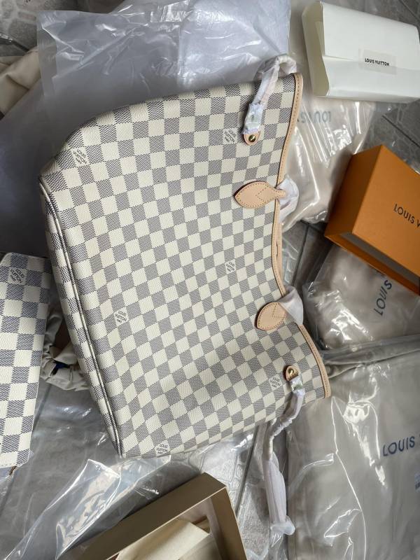 LV Neverfull Bags - Physical Pictures Taken At The Inspection Site