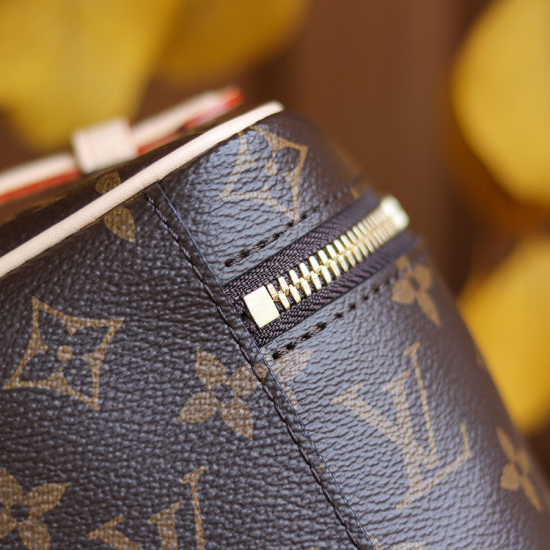 New Louis Vuitton 𝑭𝒐𝒍𝒅 𝑴𝒆 Handbags - LV M80874 Size Comparison BLA075