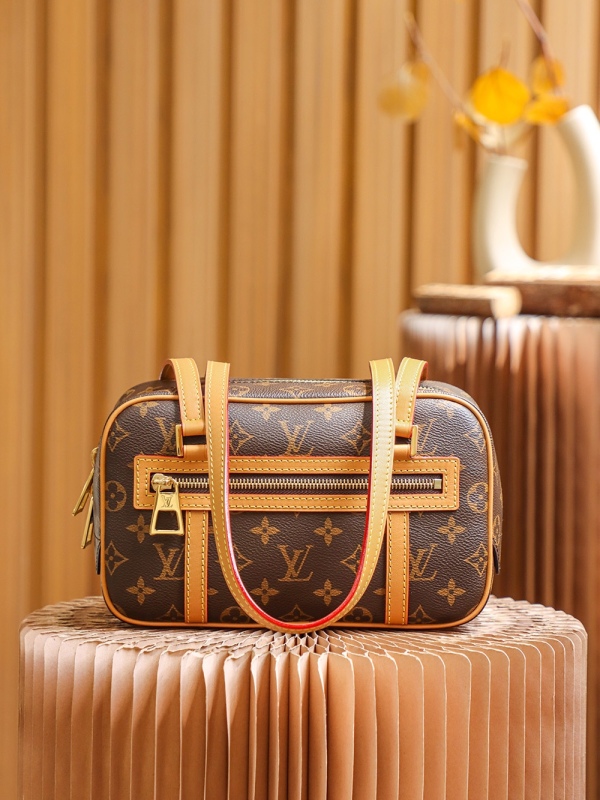 New Louis Vuitton 𝑭𝒐𝒍𝒅 𝑴𝒆 Handbags - LV M46321 Review BLA076