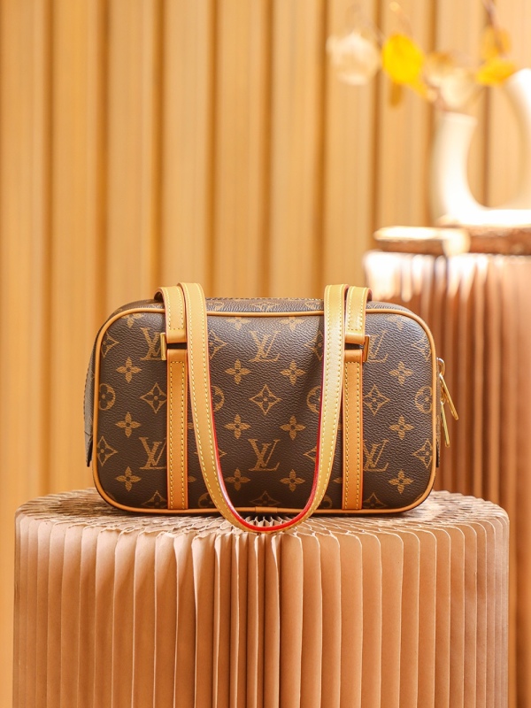 New Louis Vuitton 𝑭𝒐𝒍𝒅 𝑴𝒆 Handbags - LV M46321 Review BLA076